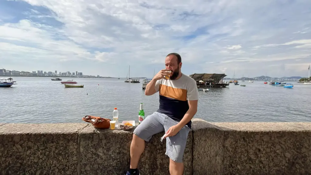Petiscos e cerveja do Bar Urca sobre a mureta Petiscos do Bar Urca, degustados na mureta. Foto: Fui Ser Viajante