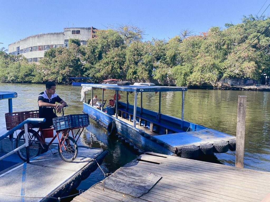 Barcos para travessia até a Ilha da Gigoia