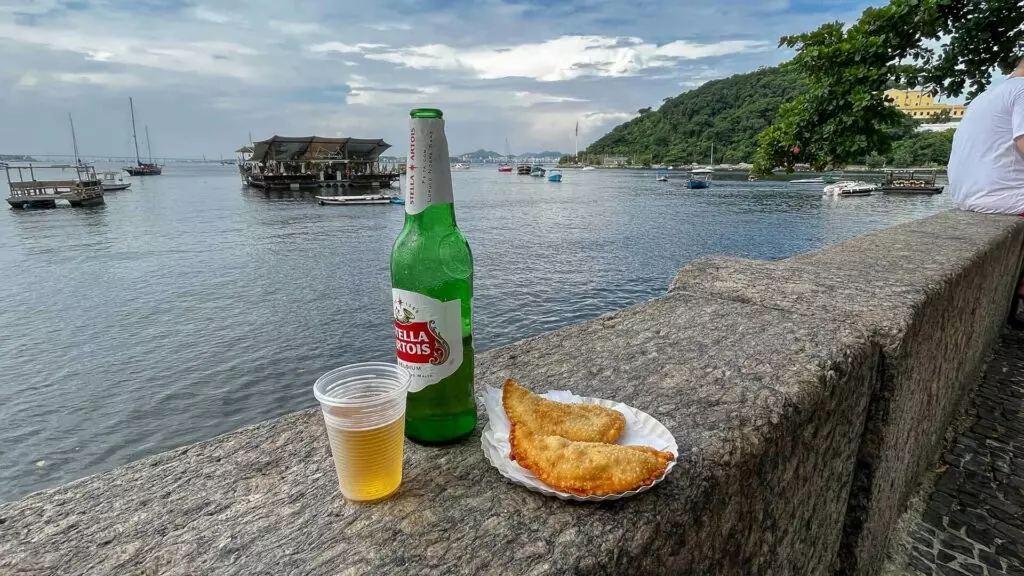Mureta da Urca com cerveja e petiscos. Foto: Fui Ser Viajante