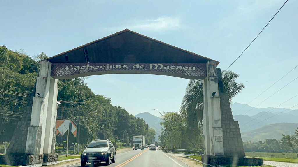 Portal de entrada de Cachoeiras de Macacu.