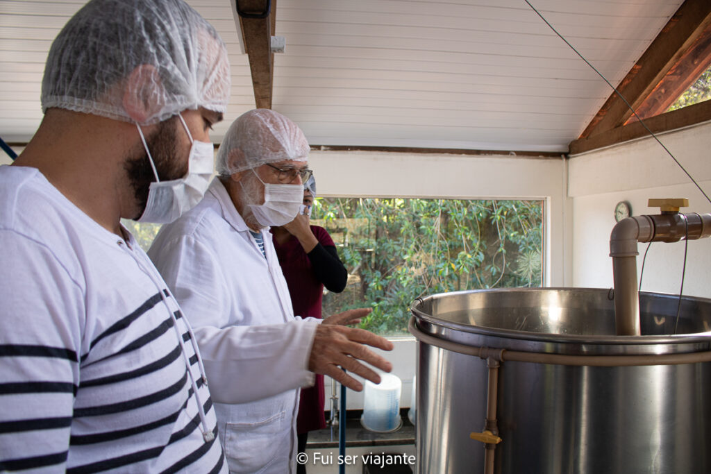 Sr. Eli mostrando o processo de produção na Cachaçaria Werneck, em Rio das Flores