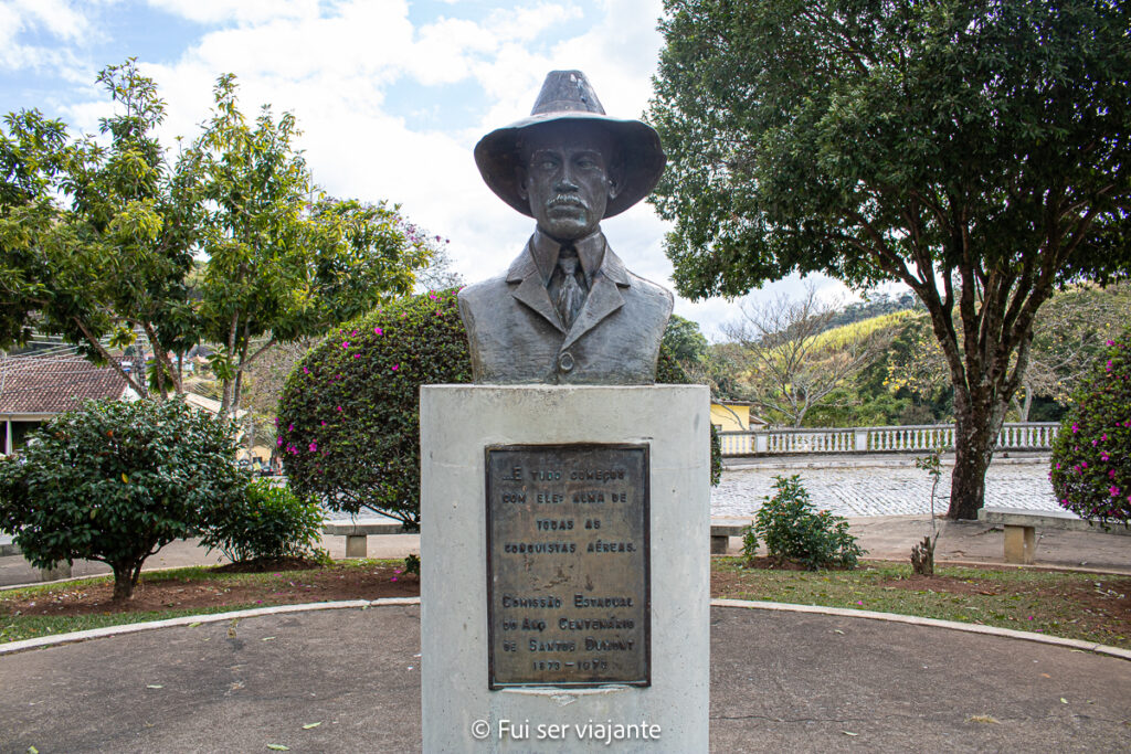 Busto de Santos Dumont no centro histórico de Rio das Flores