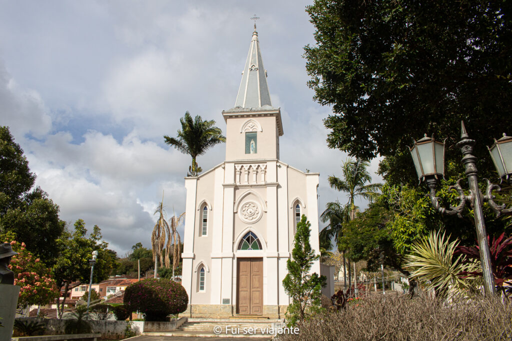 Igreja Matriz de Santa Teresa d'Ávila, no centro histórico de Rio das Flores