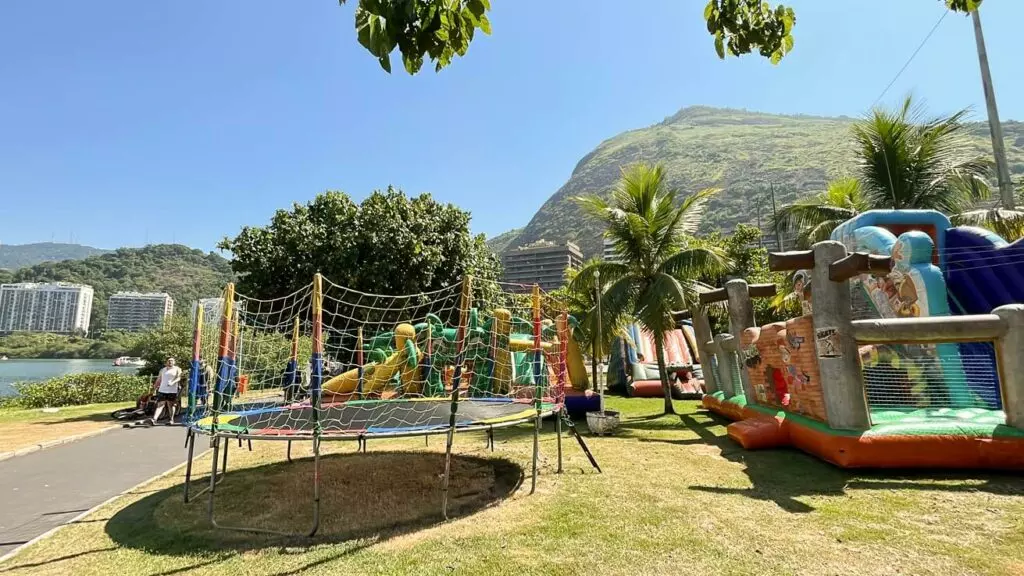 Rio de Janeiro com crianças – brinquedos da Lagoa Rodrigo de Freitas. Foto: Fui ser viajante