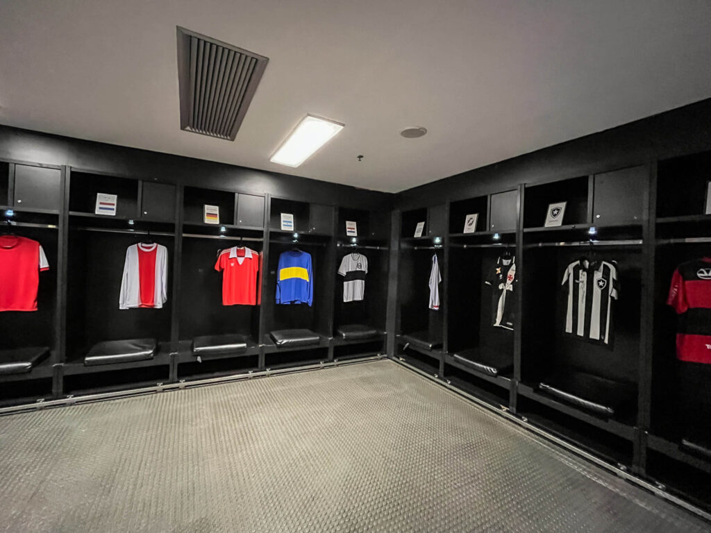 Vestiário de visitantes do Maracanã, com camisas de times em exposição. Foto: Fui Ser Viajante