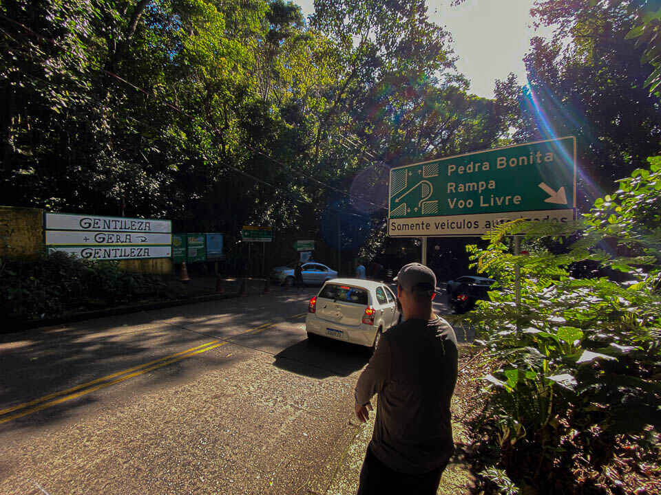 Vista geral da Estrada da Pedra Bonita a caminho da trilha Trilha da Pedra Bonita, RJ. Foto: Fui Ser Viajante