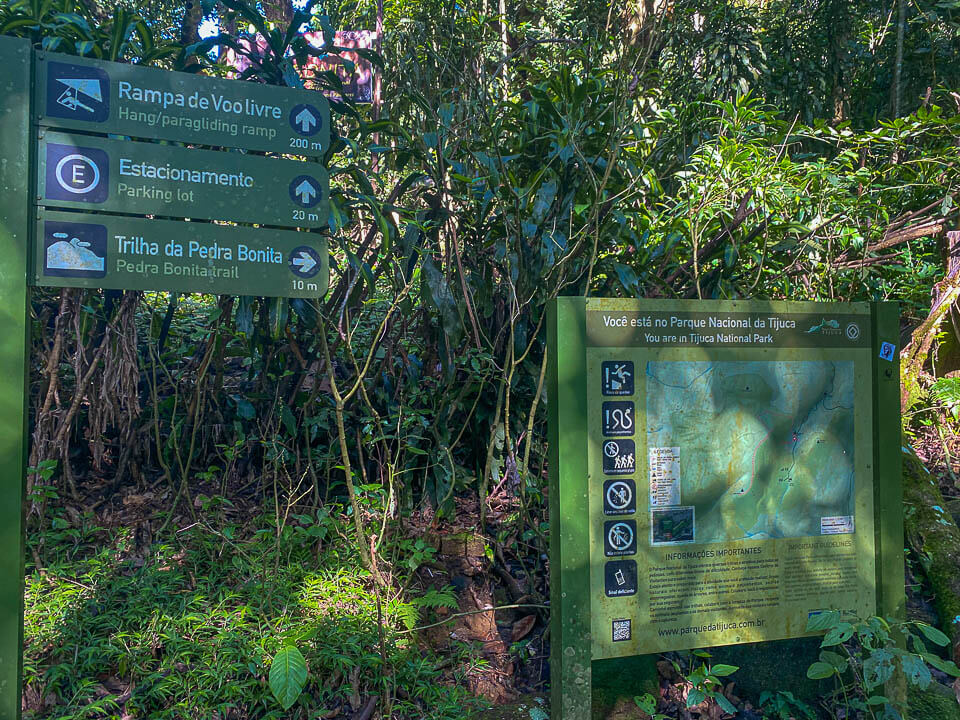 Placas indicando o ponto de acesso à trilha na mata Ponto de acesso da trilha da Pedra Bonita. Foto: Fui Ser Viajante