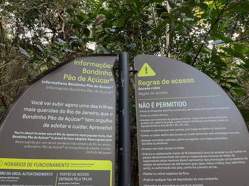 Placa com regras de visitação na entrada da trilha Regras de visitação da trilha. Foto: Fui ser viajante