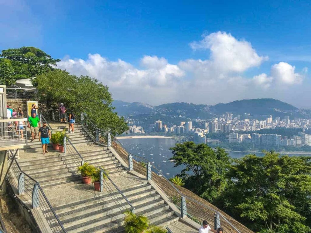 Vista panorâmica da Baía de Guanabara a partir de um dos mirantes Um dos mirantes do Morro da Urca. Foto: Fui ser viajante