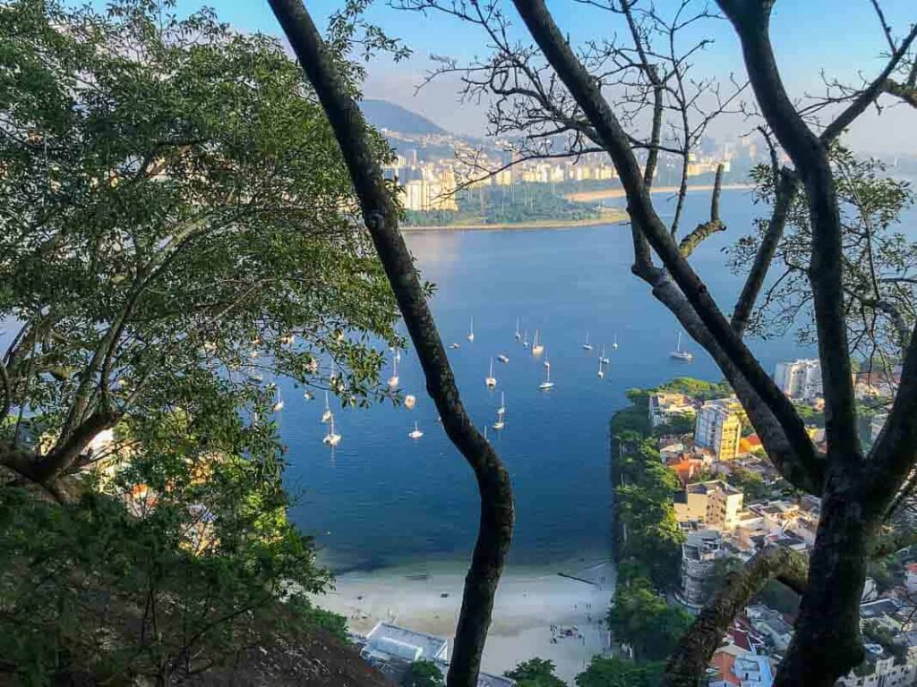 Vista parcial da cidade entre as árvores da trilha Vista entre as árvores na subida. Foto: Fui Ser Viajante