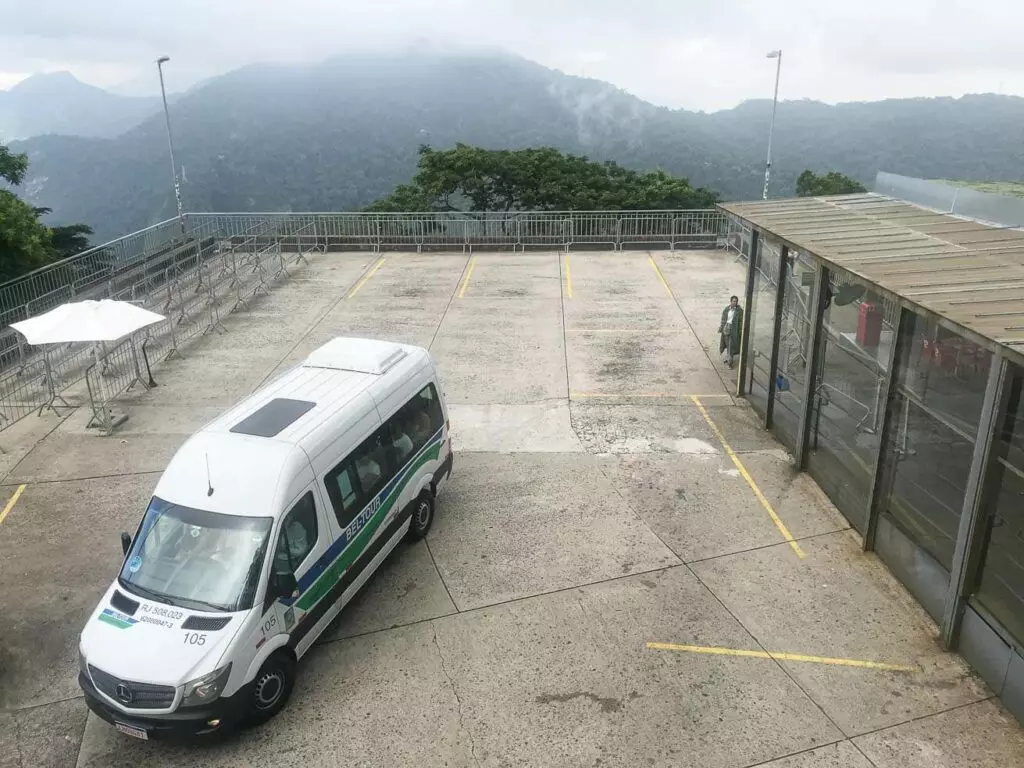 Vans oficiais do Corcovado esperando passageiros. Foto: Fui Ser Viajante