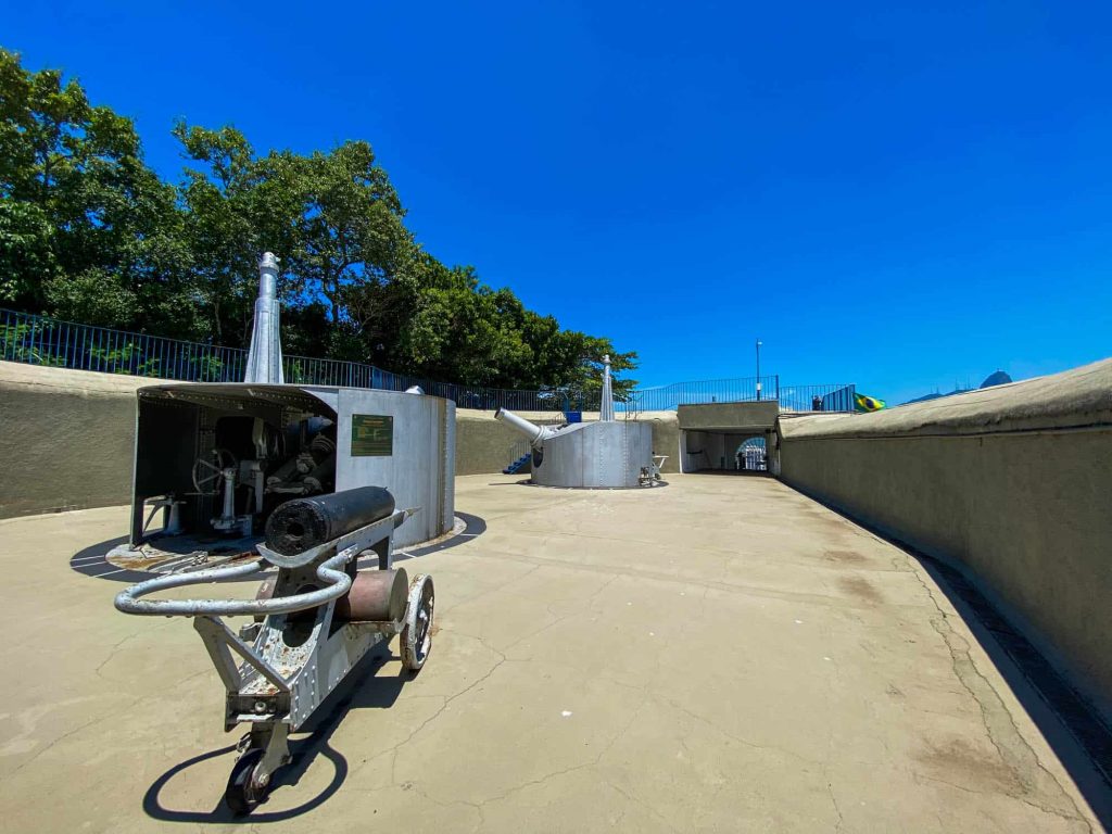 Pátio de canhões do Forte do Leme RJ